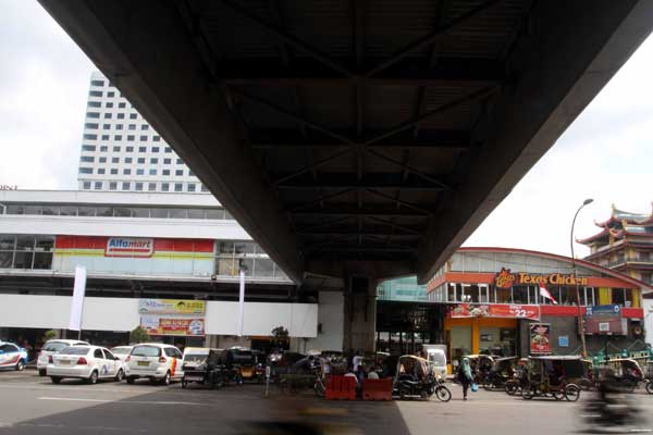 SKY BRIDGE: Jembatan Sky Bridge di Jalan Stasiun Kereta Api Medan, tepatnya jembatan yang menghubungkan Lapangan Merdeka ke Stasiun Kereta Api Kota Medan. Pembangunan jembatan ini mangkrak hingga saat ini.