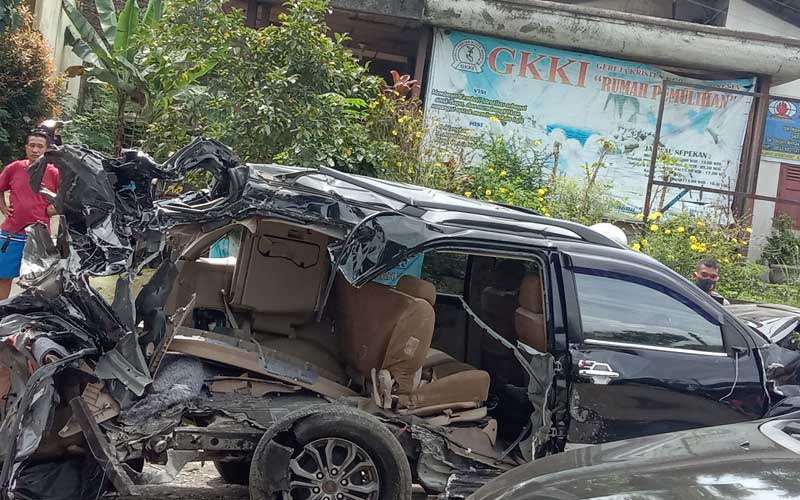 TABRAKAN BERUNTUN: Satu unit truk fusi menabrak 11 kendaraan, di  Jalan Lintas Umum Pematangsiantar-Perdagangan Km 4,5 Nagori Dolok Marlawan, Kabupaten Simalungun, Kamis (19/11). Lima orang tewas.