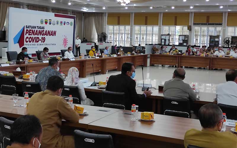 RAPAT: Suasana rapat persiapan Pilkada serentak 2020 di Sumut yang digelar di Pendopo Rumah Dinas Gubsu, Jalan Jenderal Sudirman Medan, Senin (23/11). PRAN HASIBUAN/SUMUT POS.