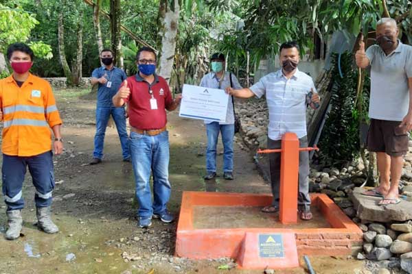 SARANA AIR BERSIH: Warga Desa Batu Horing dan perwakilan PTAR, berfoto bersama saat peresmian serta penyerahan pembangunan sarana air bersih di Desa Batu Horing.