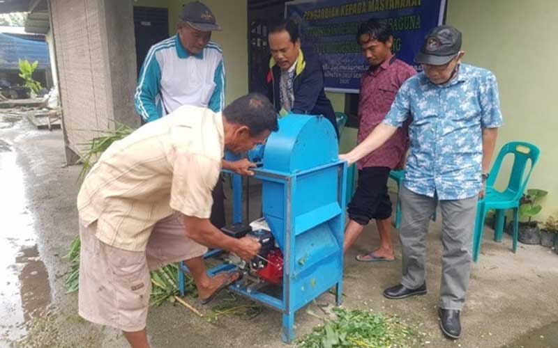 LAKUKAN: Dosen Polmed saat melakukan pengabdian terkait penerapan teknologi tepat guna kepada peternak kambing di Dusun Panglong, Desa Sukamandi Hulu, Kecamatan Pagar Merbau, Kabupaten Deli Serdang, baru-baru ini.