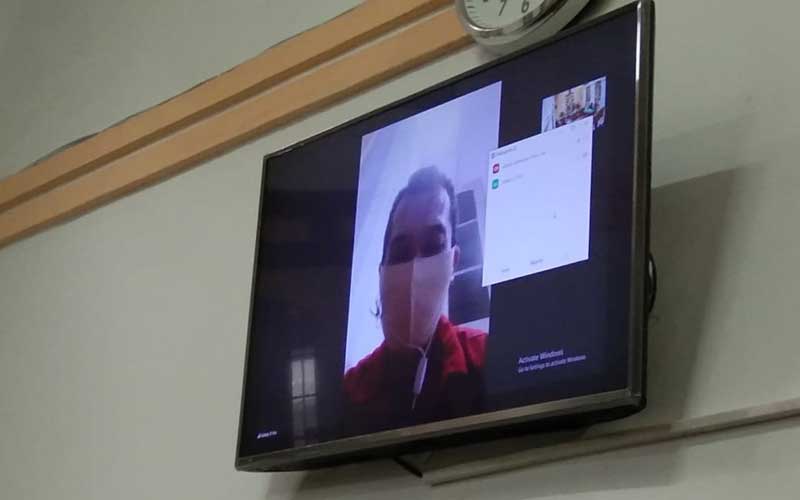 SIDANG VIRTUAL: Arisman Harefa alias Ama Endru (layar monitor), terdakwa penyebar video mesum menjalani sidang virtual di PN Medan, Kamis (19/11).agusman/sumut pos.