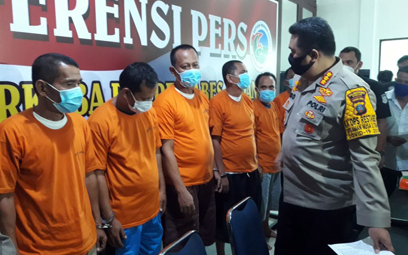 INTEROGASI: Tiga pejabat Pemkab Aceh Tenggara beserta tersangka lainnya di interogasi Kapolrestabes Medan Kombes Pol Riko Sunarko (kiri).