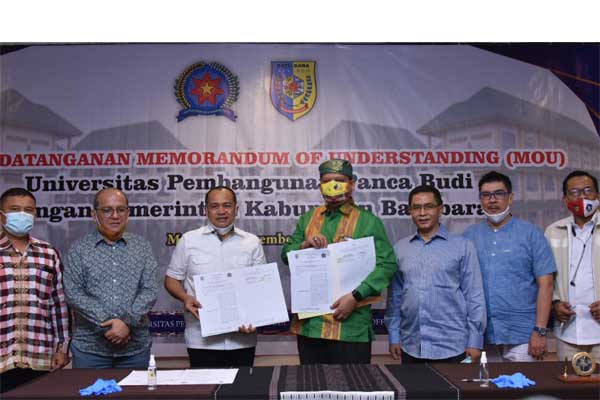 NASKAH: Rektor Unpab Dr HM Isa Indrawan SE MM dan Bupati Batubara Ir H Zahir MAP menunjukkan naskah MoU yang baru ditandatangani.
