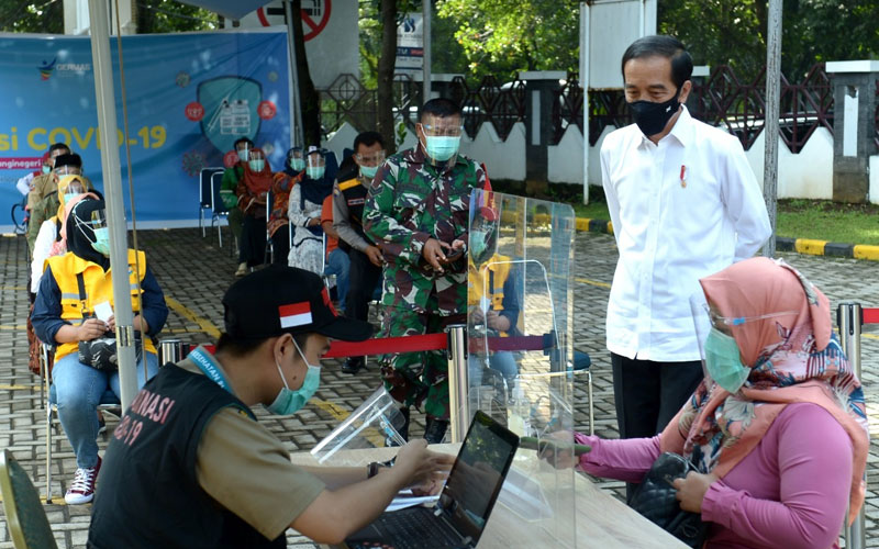 TINJAU: Presiden Jokowi saat meninjau uji simulasi vaksinasi Covid-19 di Puskesmas Tanah Sareal, Kota Bogor, Rabu (18/11). Vaksinasi diperkirakan akan terealisasi akhir 2020 atau awal 2021.