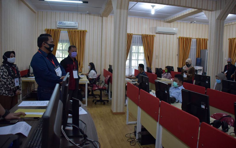 UJIAN: Rektor Unimed Syamsul Gultom saat mengecek pelaksanaan Ujian Tulis Berbasis Komputer (UTBK) SBMPTN 2020 lalu. istimewa/Sumut Pos.