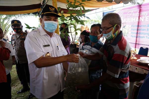 BERIKAN: Wali Kota Tebingtinggi Umar Zunaidi Hasibuan ketika memberikan bantuan kepada pelaku UMKM di Tebingtinggi, baru-baru ini.