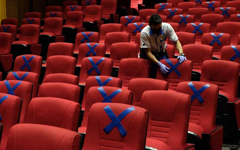 JAGA JARAK: Bangku di bioskop diberi tanda silang sebagai tanda jaga jarak antarpenonton. Pembukaan kembali bioskop di Kota Medan tengah dibahas Pemko Medan.