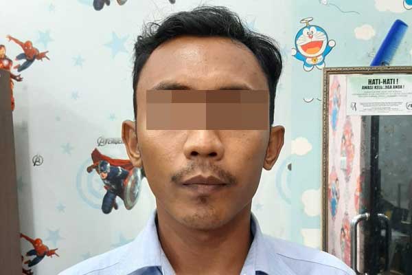 TERSANGKA: Pelaku pencabulan Daren ketika diamankan bersama barang bukti pakaian korban.sopian/sumut pos.