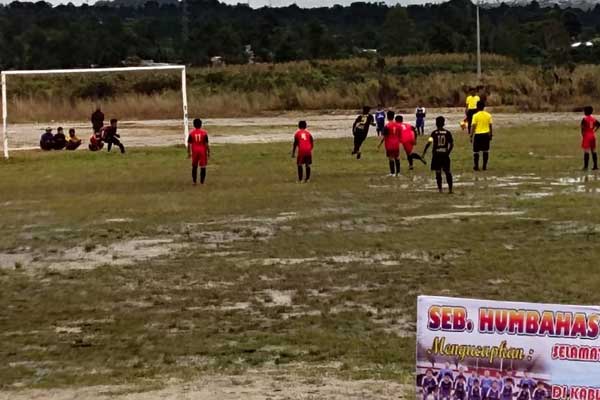 Tampak pertandingan laga persahabatan untuk mencari bibit dari putra Batak se Tapanuli Raya melawan Timnas Pelajar U-16 di tanah lapang Stadion Simangaronsang.