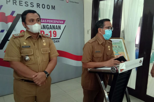 TEMU PERS: Camat Medan Tuntungan, Topan OP Ginting (kiri) mendampingi Jubir Satgas Covid-19 Medan, Mardohar Tambunan saat temu pers, Senin (9/11).