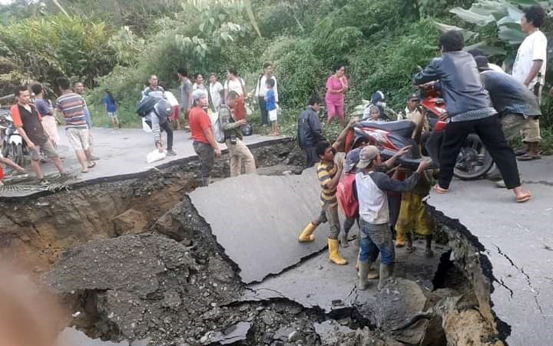 AMBLAS: Ruas jalan provinsi di STM Hulu menuju Kecamatan Gunung Meriah hingga ke Simalungun amblas, Sabtu (21/11) sore. Hingga Minggu (21/11), jalan tersebut masih terputus.