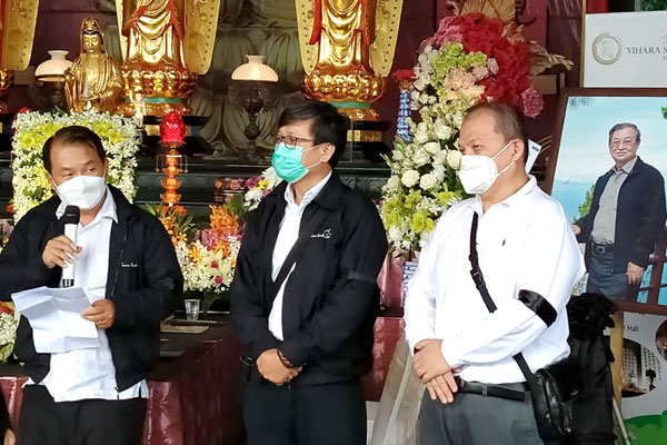 SAMBUTAN: Eddy Tanoto (kiri), anak bungsu Tamin Sukardi, menyampaikan sambutan mewakili keluarga pada acara penghormatan terakhir almarhum Tamin Sukardi di Vihara Suwarnadwipa Taman Simalem Resort, Kabupaten Karo, baru-baru ini.