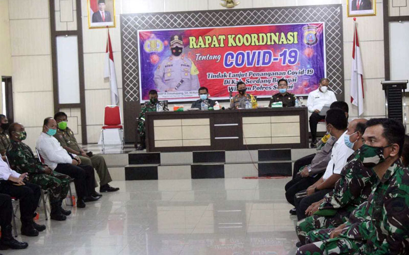 RAKOR: Kapolres Sergai, AKBP Robin Simatupang memimpin rakor penegakan Protokol Kesehatan Penanganan Covid-19 di di Aula Patriatama Polres Sergai, Rabu (18/11).