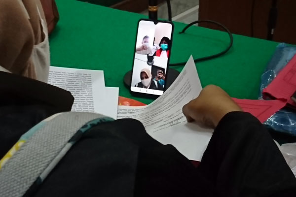 VIRTUAL: Sukimin alias Ketut, terdakwa pemilik sabu seberat 290 gram menjalani sidang tuntutan yang digelar secara virtual, Selasa (3/11).agusman/sumut pos.