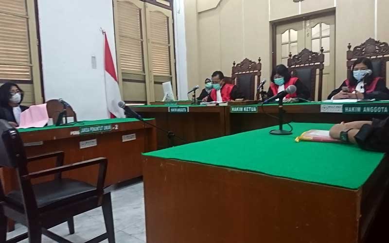 PUTUSAN: Majelis Hakim membacakan putusan terdakwa M Sulistio secara online di PN Medan, Rabu (25/11).Gusman/sumut pos.