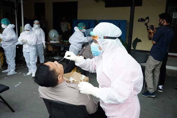 TEST SWEB: Petugas dari Dinas Kesehatan Kota Tebingtinggi melakukan test swab terhadap personel Polres Tebingtinggi, beberapa waktu lalu. Penyebaran Covid-19 di Kota Tebingtinggi dalam beberapa hari terakhir mengalmi tren penurunan.