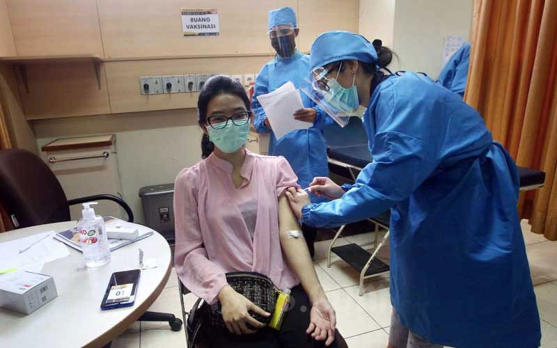 VAKSIN: Relawan dan tenaga kesehatan melakukan simulasi uji klinis vaksin Covid-19 di Fakultas Kedokteran Universitas Padjadjaran, Bandung, Jawa Barat.