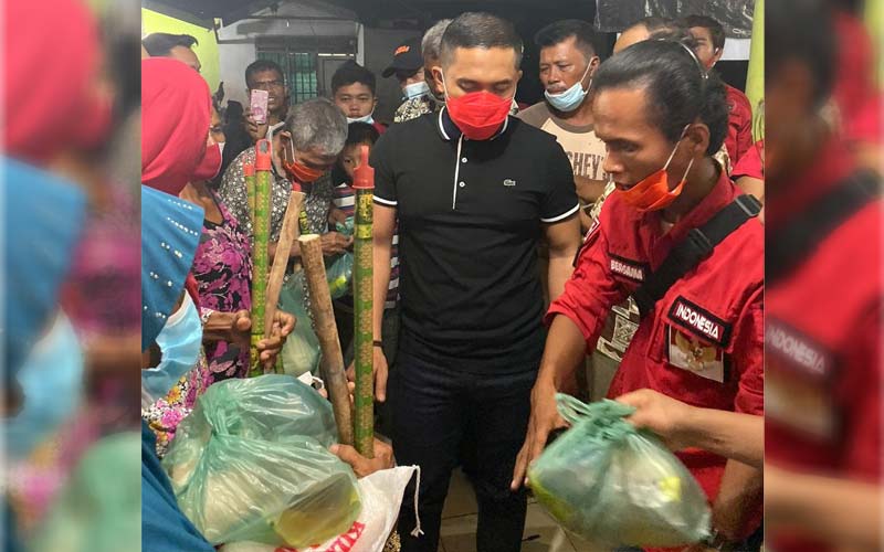 BANTUAN: Anggota DPRD Sumut Fraksi PDI Perjuangan, Kiki Handoko Sembiring SH MKn, turun ke lokasi korban banjir di Perumahan Taman Sari Dusun XII, Desa Bangun Sari Baru, Kecamatam Tanjungmorawa, Kabupaten Deliserdang, Jumat (11/12).