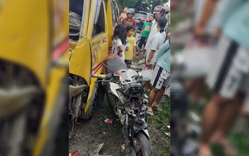 Angkot KPUM 08 yang menabrak korban hingga meninggal dunia dan sepeda motor milik korban di Jalan Besar Delitua.