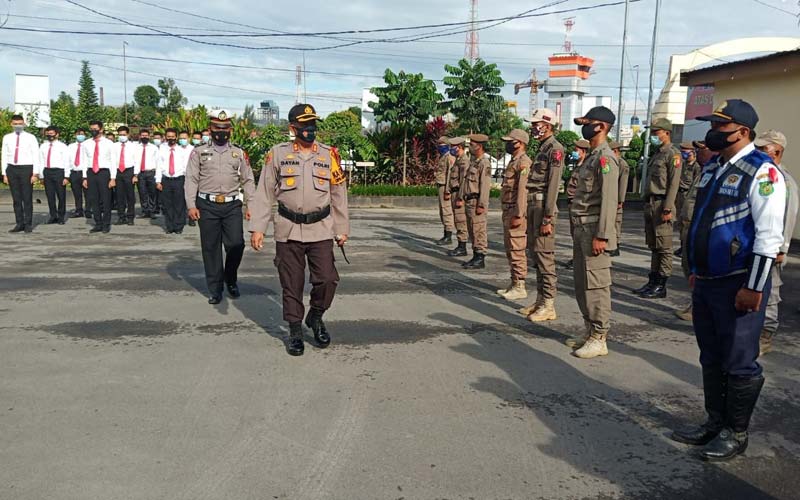 APEL: Polres Pelabuhan Belawan saat menggelar apel gabungan Operasi Lilin Toba 2020 yang diikuti 130 pasukan gabungan terdiri dari Polri, TNI, Dishub dan Satpol PP di Mapolres Pelabuhan Belawan, Senin (21/12).