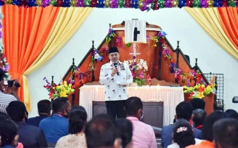 IKUTI: :Bupati Batubara, Ir. H. Zahir, M.AP, Hadiri Ibadah Nataru Oikumene di Gereja HKBP, Desa Tanah Tinggi, Kecamatan Air Putih, Kabupaten Batubara, Pada Sabtu (26/12).