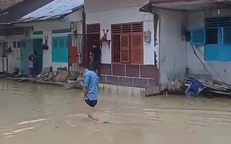 BANJIR: Banjir kiriman Sungai Padang kembali merendam sejumlah rumah di kawasan Kelurahan Badak Bejuang Kota Tebingtinggi.