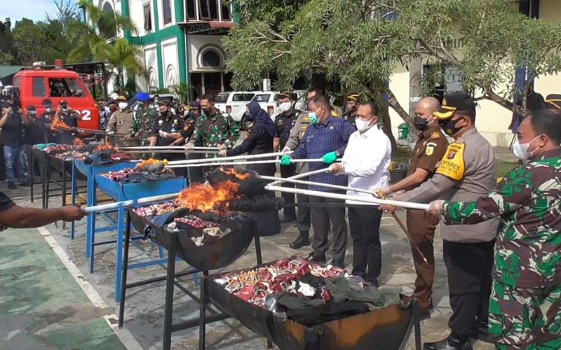 MUSNAHKAN: Kakanwil Bea dan Cukai Sumut, Oza Olaviaan bersama lainnnya, saat memusnahkan barang milik negara (BMN) hasil penindakan kepabeanan dan cukai di KPPBC TMP Belawan, Kamis (3/12).