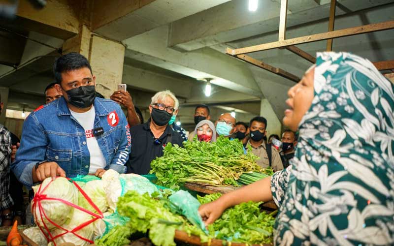 MENANGIS: Seorang pedagang Pasar Sukaramai, Reni, menangis saat mencurahkan hati kepada calon Wali Kota Medan nomor urut 2, Muhammad Bobby Afif Nasution kala blusukan ke pasar tersebut ditemani tokoh nasional, Deddy Mizwar, Selasa (1/12/2020).