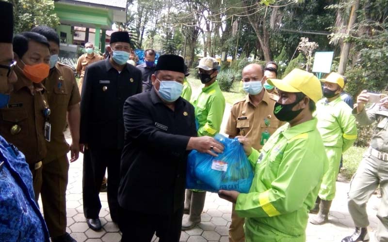 BERIKAN: Bupati Langkat, Terbit Rencana PA memberikan paket sembako kepada petugas kebersihan. ELYAS/SUMUTPOS.