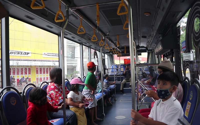NYAMAN: Penumpang menikmati kenyamanan Bus Trans Metro Deli. Bus BTS yang telah beroperasi di 3 koridor di Kota Medan ini, telah mengangkut penumpang hingga lebih dari 82 ribu, meski belum genap sebulan beroprasi.istimewa/sumut pos.