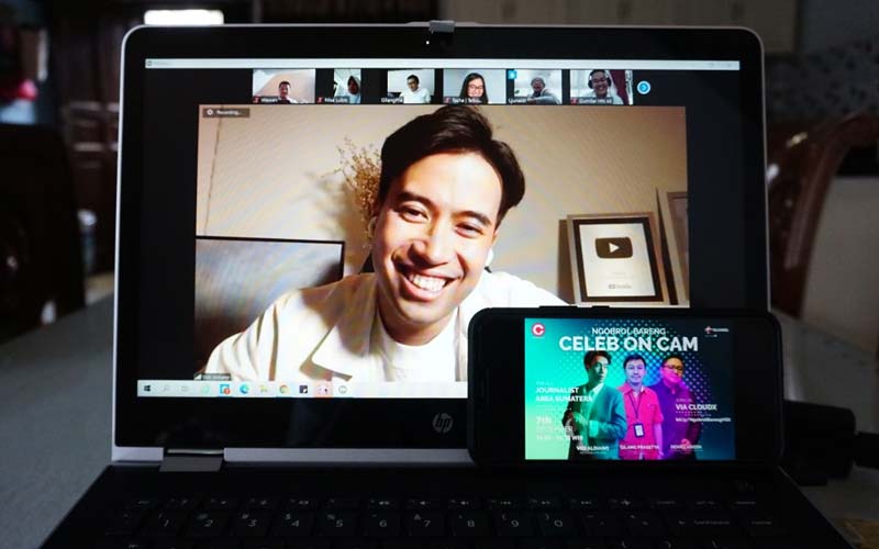 Vidi Aldiano sebagai bintang tamu dalam Acara Celeb On Cam Telkomsel yang terselenggara secara virtual menggunakan layanan video conference CloudX hari ini (7/12).