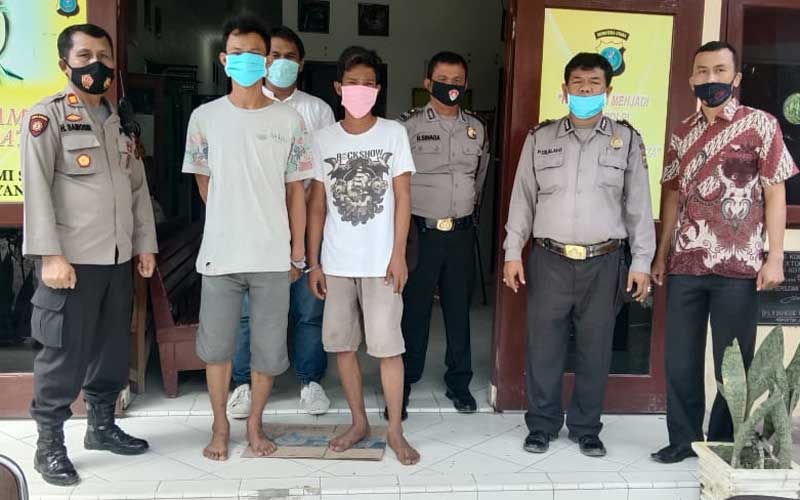 DIAMANKAN: Dua tersangka curanmor, Agus Suhendra dan Muhammad Fikry diamankan di Mapolsek Rambutan, Kota Tebingtinggi, Rabu (2/12).