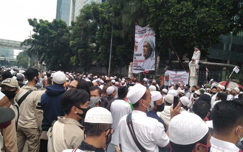 DEMO: Masyarakat di salah satu ibu kota saat menggelar demo pasca ditahannya Muhammad Rizieq Sihab. istimewa/sumu tpos.