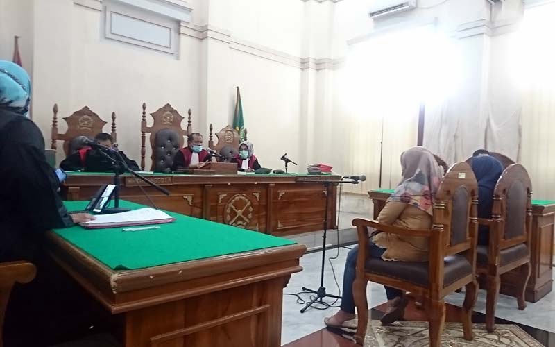 SIDANG: Sukma Rizkyanti dan Oktarina Sari, terdakwa asisten apoteker menjalani sidang tuntutan di PN Medan, Rabu (16/12).gusman/sumut pos.