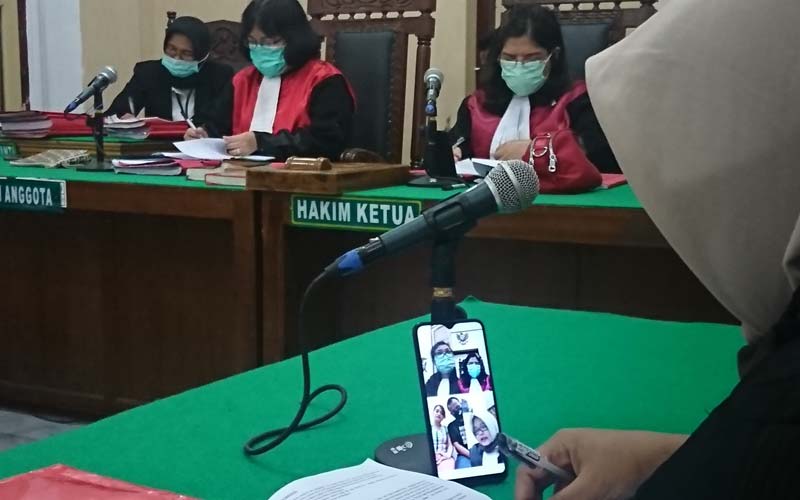SIDANG VIRTUAL: Juliani alias Yuli dan Billy Tismar Ginting, terdakwa kasus sabu menjalani sidang putusan secara virtual di PN Medan, Kamis (10/12).agusman/sumut pos.