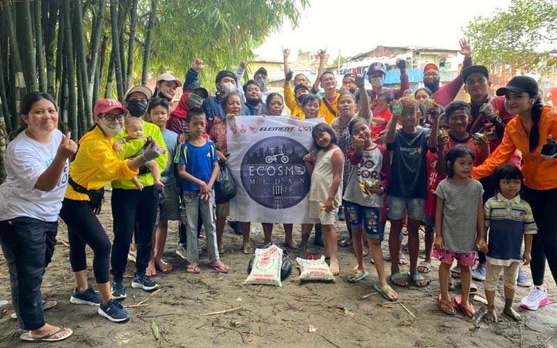 BERSAMA: Komunitas Ecosmo Medan foto bersama anak-anak korban bencana banjir usai menyerahkan bantuan di Kelurahan Sukaraja,Medan Maimun. Minggu (6/12).istimewa/sumut pos.