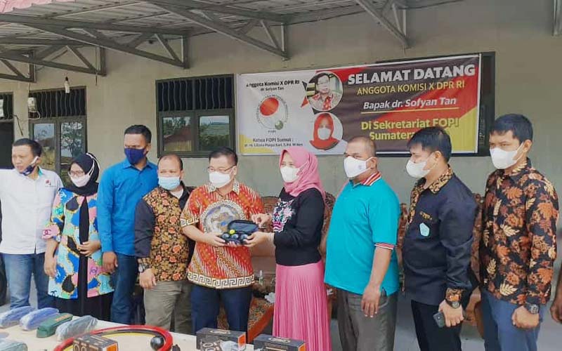 FOPI SUMUT: Ketua FOPI Sumut dr Hj Liliana Puspa Sari SPd MKes menerima bantuan peralatan latihan olahraga dari Anggota Komisi X DPR RI.