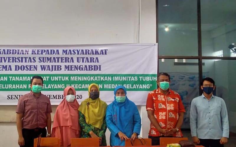 DIABADIKAN: Tim Pengabdian Kepada Masyarakat Fakultas Farmasi USU (dari kiri ke kanan) diabadikan bersama Lurah PB Selayang II Medan Selayang. , M Adam Nasution usai kegiatan penyuluhan di kantor lurah tersebut belum lama ini.prans hasibuan/sumut pos.