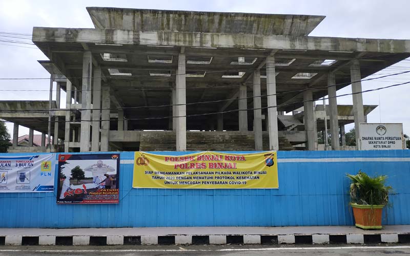 TAK KUNJUNG RAMPUNG: Kondisi pembangunan Gedung DPRD Binjai di Jalan Veteran, Kelurahan Tangsi, Binjai Kota, yang tak kunjung rampung.TEDDY AKBARI/SUMUT POS.