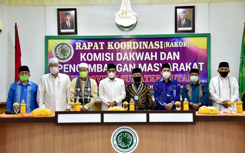 BERSAMA: Gubsu, Edy Rahmayadi, foto bersama pengurus MUI Sumut. usai membuka rapat koordinasi Komisi Dakwah dan Pengembangan Masyarakat, MUI Sumut di Aula MUI Sumut.   Jalan Majelis Ulama Medan, Kamis (3/12/2020). 