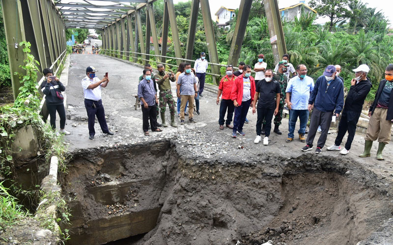 KUNJUNGI Gubernur Sumut Edy Rahmayadi meninjau jembatan Tuntungan yang terkikis Sungai Belawan, Sabtu (5/12). Gubsu mengatakan, jembatan akan segera dibenahi. Gubsu didampingi Ketua TP PKK Sumut, Nawal Lubis juga mengunjungi lokasi terdampak banjir di Perumahan De Flamboyan, Desa Tanjung Selamat, Kabupaten Deliserdang.