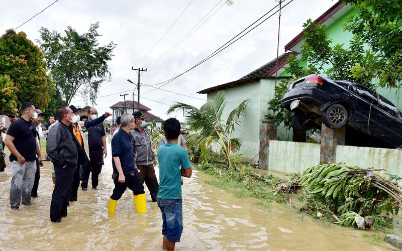 TINJAU: Gubernur Sumut, Edy Rahmayadi, meninjau korban banjir di kawasan Perumahan De Flamboyan Tanjung Selamat Kabupaten Deliserdang, Jumat (4/12/2020).