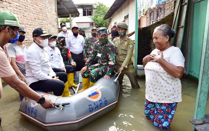 TINJAU: Gubernur Sumut, Edy Rahmayadi, didampingi Panglima Kodam (Pangdam) I Bukit Barisan, Mayjen TNI Hasanuddin, meninjau lokasi banjir di kawasan Dusun II Desa Seirampah Kabupaten Serdang Bedagai, Rabu (2/12/20).