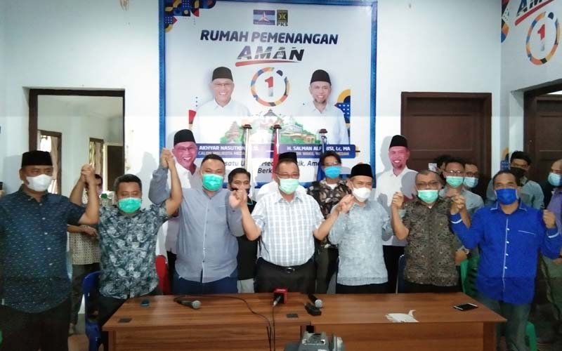 REAL COUNT Pasangan AMAN dan tim pemenangannya saat temu pers di Sekretariat Pemenangan AMAN Jalan Sudirman, Kamis (10/12). Akhyar mengakui hanya meraih 48 persen suara pada real count Pilkada Medan 2020.