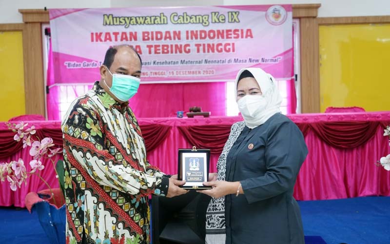 BERSAMA: Wali Kota Tebingtinggi Umar Zunaidi Hasibuan didampingi Ketua IBI Tebingtinggi Ramahyuni Lubis pada kegiatan Musda IBI.