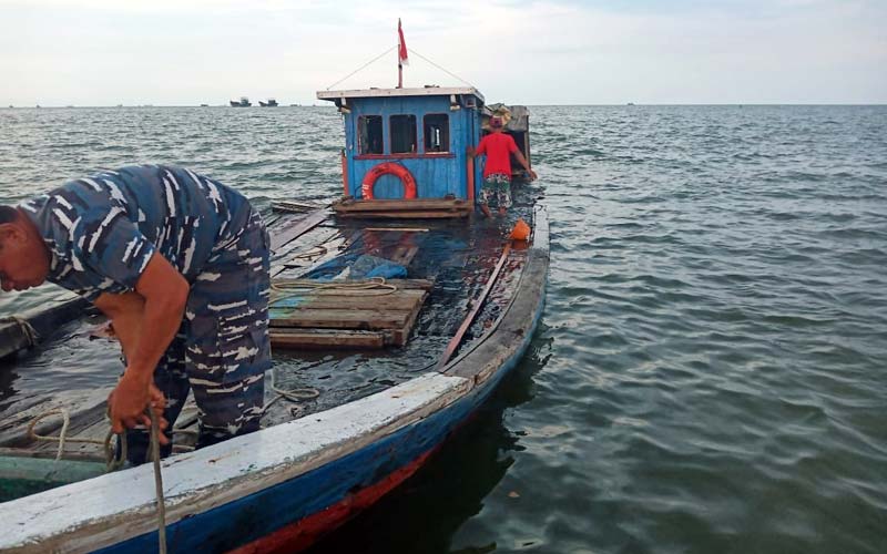 EVAKUASI: Petugas Patkamla Teluk Nibung saat mengevakuasi KM Aina Jaya yang tenggelam di perairan Belawan.istimewa/sumu tpos.