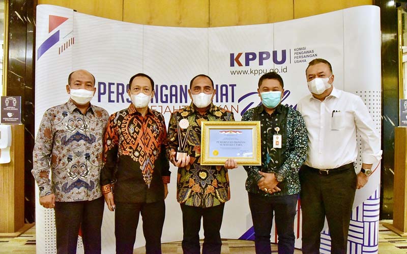 PENGHARGAAN: Gubsu, Edy Rahmayadi menerima penghargaan dari KPPU dalam Kategori Persaingan Usaha KPPU Award Pratama di The Westin Jakarta Hotel, kemarin.