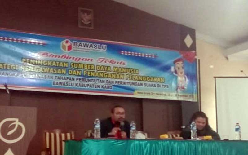 BIMTEK: Komisioner KPU Karo Divisi Teknis Penyelenggaraan Drs. Lotmin Ginting, pada kegiatan Bimbingan Tekhnis Bawaslu di Hotel Green Orri Berastagi, Kabupaten Karo, Sabtu (28/11).