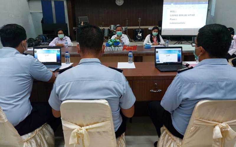 BUKA: Kepala Lapas Kelas II A Binjai, Maju Amintas Siburian, saat membuka ujian seleksi kenaikan pangkat yang diikuti 25 peserta, Kamis (17/12).TEDDY AKBARI/SUMUT POS.